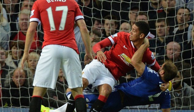VIDEO: Hậu vệ kéo người lộ liễu, Man Utd vẫn thoát penalty đầy may mắn