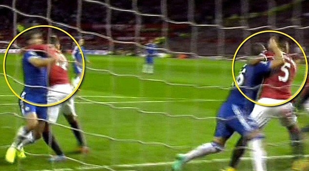 Chelsea mất oan một quả phạt đền