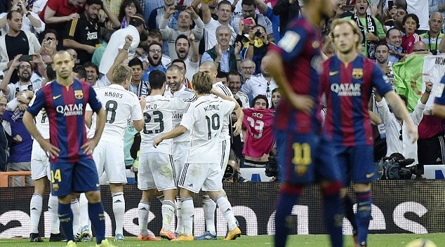 Van Gaal sốc khi cầu thủ MU chăm chú xem Siêu kinh điển