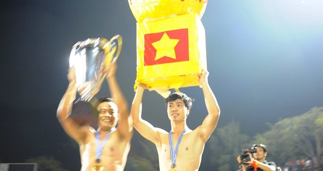 Công Phượng và đồng đội khoe cơ bắp sau khi giành Cúp
