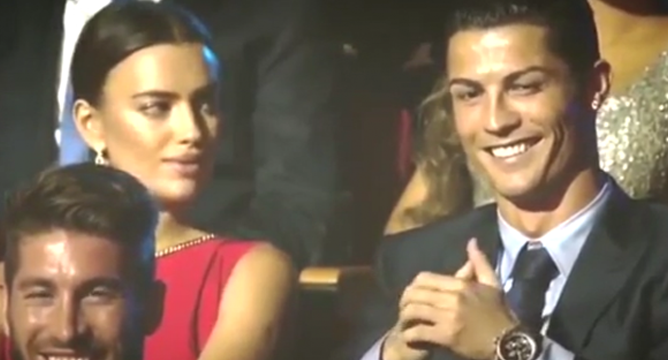 VIDEO: CR7 bị nữ MC tán tỉnh ngay trước mặt bạn gái