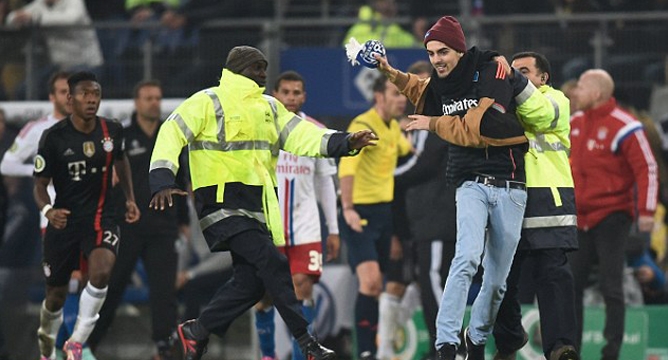 VIDEO: Ribery bị fan cuồng của Hamburger tát vào mặt