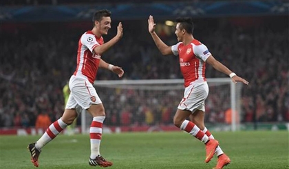Alexis Sanchez bất mãn với Mesut Oezil?