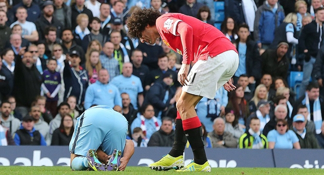 VIDEO: Cho Aguero nằm sân, Fellaini bị nghi nhổ vào đối thủ