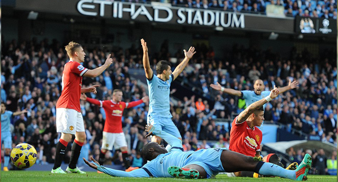 VIDEO: Ngã nhiều trong vòng cấm của Man Utd, Man City không được quả penalty nào