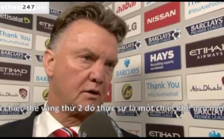 VIDEO: HLV Van Gaal - 'Thẻ đỏ của Smalling thật ngu ngốc!'