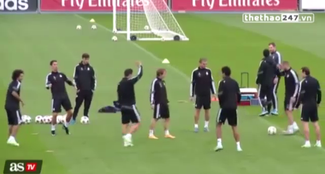 VIDEO: Ronaldo khoái chí khi Rodriguez bị xâu kim trên sân tập