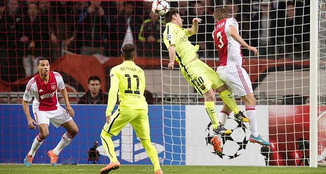 Ajax 0-2 Barca: Messi san bằng kỉ lục của Raul