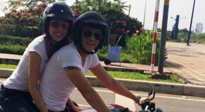 Công Vinh - Thủy Tiên bị chỉ trích vì khoe xe 'khủng'