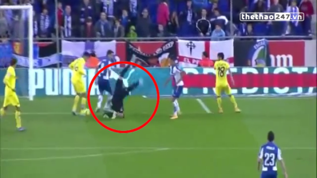 VIDEO: Thủ môn Sergio Asenjo suýt gãy cổ sau va chạm kinh hoàng