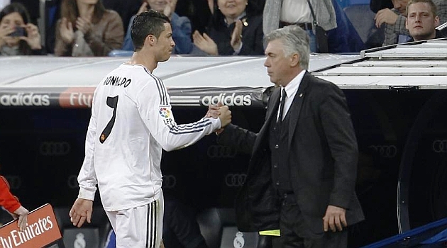 Ronaldo sắp phải ngồi dự bị