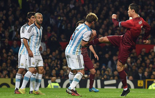 VIDEO: Ham sút bóng, CR7 suýt 'phá hỏng đời trai' hậu vệ Argentina