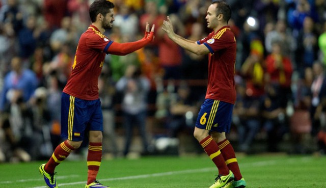 VIDEO: Isco vs Iniesta - Những đôi chân ma thuật của bóng đá TBN