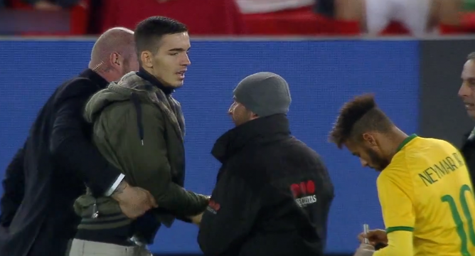 VIDEO: Ký tặng bất thành, Neymar ném bút trả lại CĐV Barca