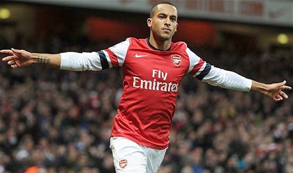 Theo Walcott lỡ trận đại chiến với Man Utd