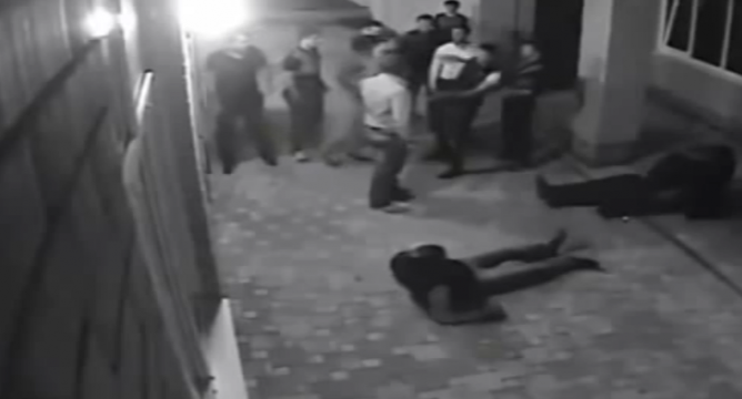 Video võ thuật: 3 tên côn đồ bị knock out vì trêu nhầm vợ võ sỹ