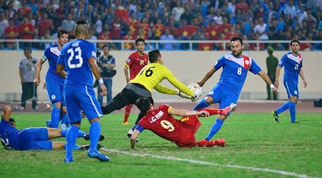 VIDEO: Phut 30' - Tình huống Công Vinh bị hậu vệ đội bạn kéo ngã trong vòng cấm