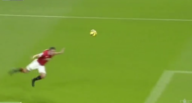 VIDEO: Van Persie suýt tái hiện siêu phẩm tại World Cup 2014