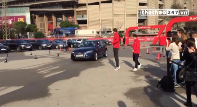 VIDEO: Sergio Busquets phóng xe 'bạt mạng' dọa Messi và Pique