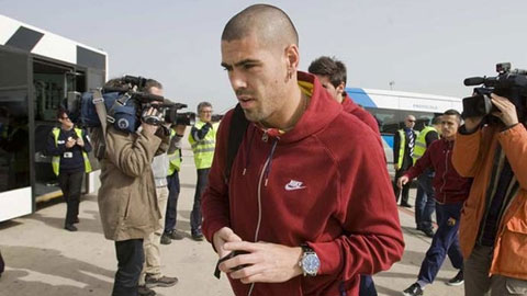 Victor Valdes chính thức rời Man United