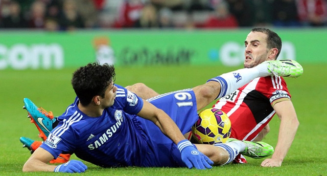 VIDEO: Costa trả đũa sự kèm cặp quá chặt của John O'shea