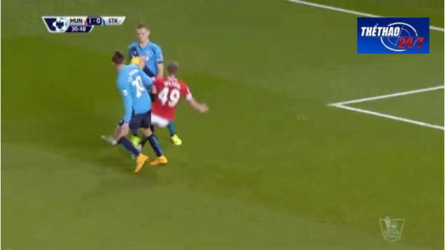 VIDEO: Nghi vấn Man United bị mất 1 quả pen
