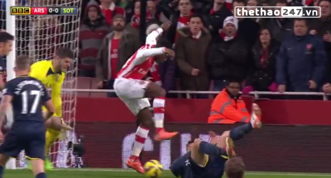 VIDEO: Welbeck nhận bóng và giật gót tuyệt đẹp ... ra ngoài khung thành
