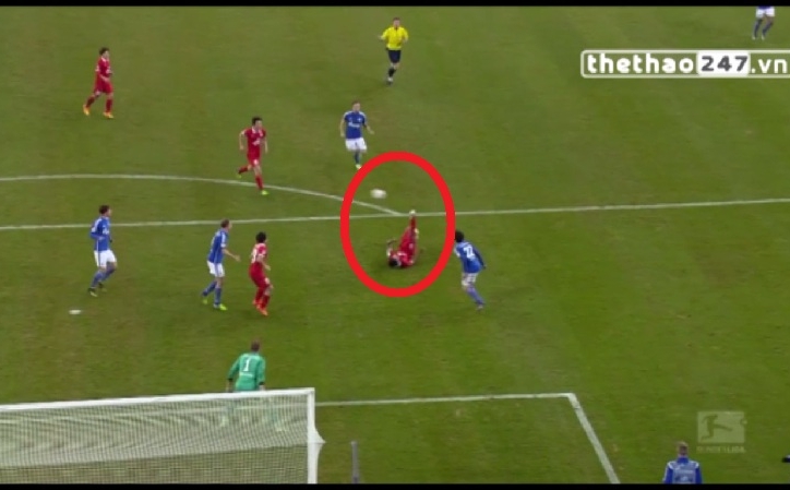 VIDEO: Sao Bundesliga có pha bỏ lỡ đáng tiếc nhất ở tư thế ...nằm