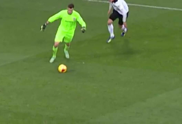 VIDEO: Lại xuất hiện một Manuel Neuer mới ở xứ Wales