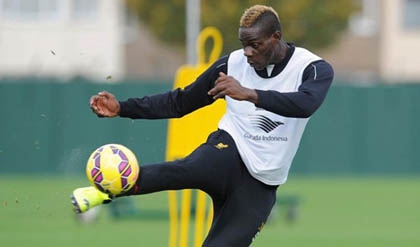 Balotelli nhận án phạt nặng, vắng mặt ở trận gặp Arsenal