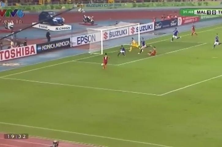 VIDEO: Phút 32' - Adisak bỏ lỡ cơ hội gỡ hòa ngon ăn cho Thái Lan