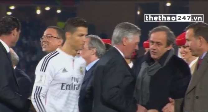 VIDEO: Ronaldo 'bơ' không thèm bắt tay Thái tử Maroc và Platini