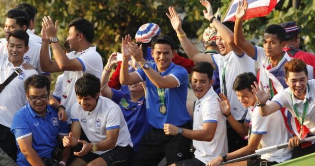 Vô địch AFF Cup, HLV Kiatisuk đặt mục tiêu 'sốc' trong năm tới