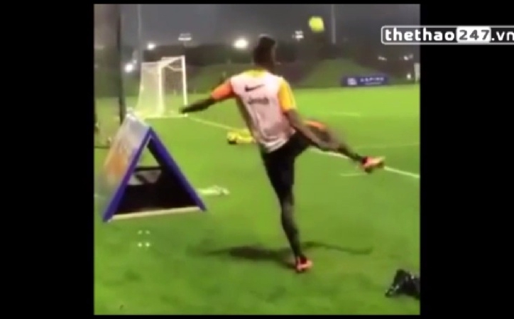 VIDEO: Pogba bắt chước Messi và Ramos ghi bàn thắng khó tin từ sau gôn