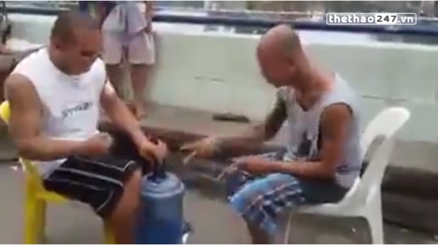 VIDEO: Màn oẳn tù tì 'hại não' nhất từ trước đến nay