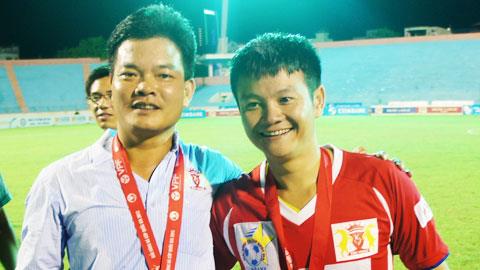 HLV Nguyễn Văn Sỹ nói gì khi gọi Văn Quyến trở lại sân cỏ?