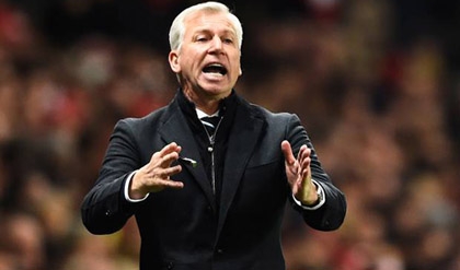 HLV Alan Pardew tự tin đánh bại Man Utd ở Old Trafford