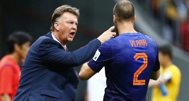 Aston Villa làm khó Man Utd vụ Ron Vlaar
