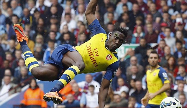 VIDEO: Pha solo từ giữa sân của Welbeck