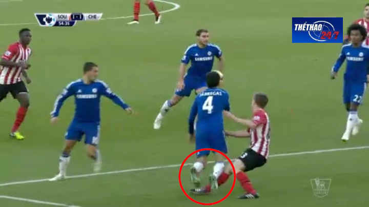 VIDEO: Tình huống Fabregas nhận thẻ vàng đầy tranh cãi khi ngã trong vòng cấm