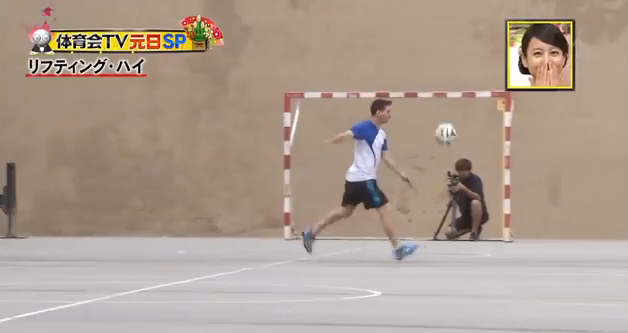 Video: Messi khuất phục chướng ngại vật cao 18m