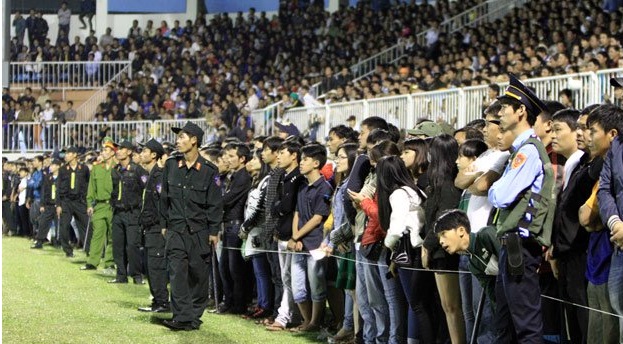 VFF xem xét phạt HAGL vì 'vỡ sân' trận mở màn V-League 2015