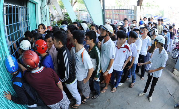 Hàng ngàn CĐV Long An đổ xô đi mua vé xem Công Phượng thi đấu