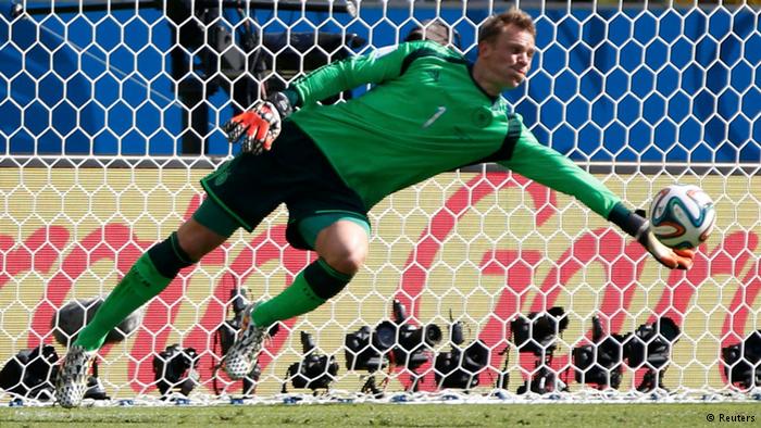 VIDEO: Lý do Manuel Neuer được bình chọn là thủ môn hay nhất năm 2014