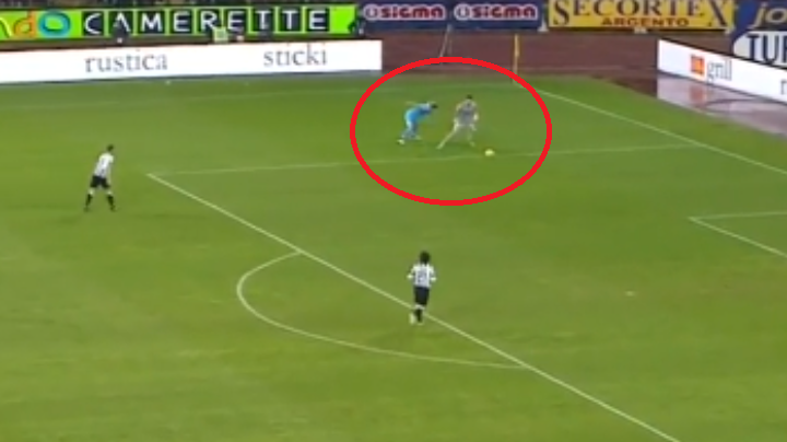 VIDEO: Thủ thành Buffon liều lĩnh lừa bóng qua Higuain