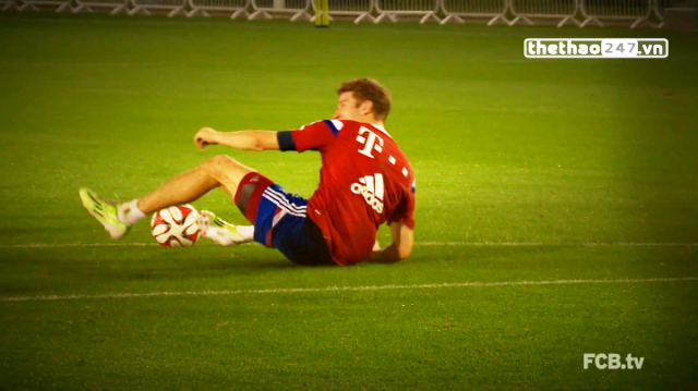 VIDEO: Sút hỏng pen, Thomas Muller bị đồng đội trừng phạt
