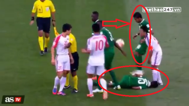 VIDEO: Thản nhiên trình diễn kỹ thuật khi đồng đội đang quằn quại trên sân
