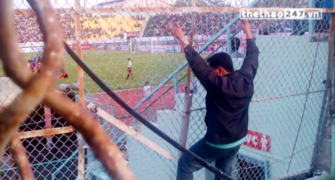VIDEO: CĐV đu hàng rào xem HAGL thi đấu