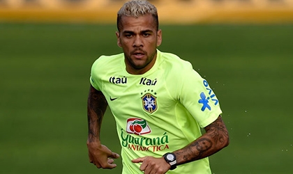Dani Alves bất ngờ thay đổi kế hoạch chia tay Barca