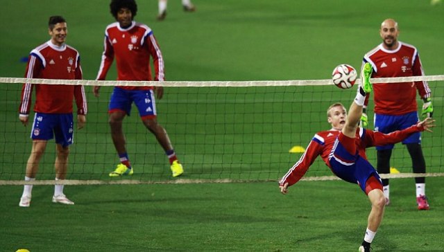 VIDEO: Cầu thủ Bayern chơi tennis trên sân tập